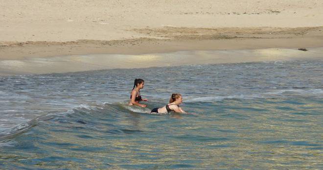 МОМИЧЕТА СЕ КЪПАХА В МОРЕТО ПРИ ТЕМПЕРАТУРА НА ВОДАТА ОКОЛО 17 ГРАДУСА RAZLICHNITENOVINIVSNIMKI НОВИНИТЕ САМО В…