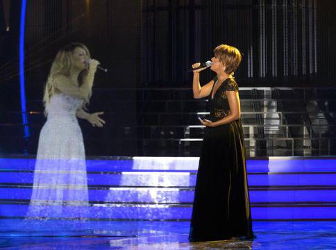 Поли Генова в дует със себе си като холограма