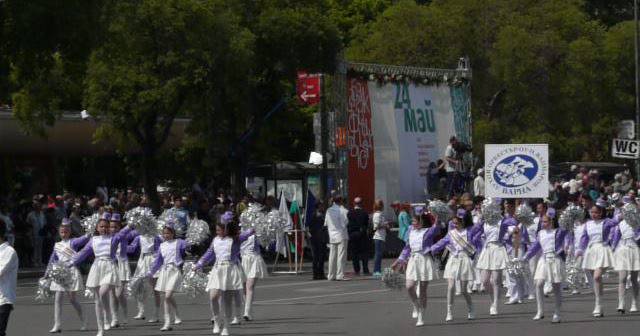 АТРАКТИВНИ КОСТЮМИ ПРЕДСТАВИХА ДУХОВИЯ ОРКЕСТЪР И МАЖОРЕТКИТЕ КЪМ ОУ „НИКОЛА ВАПЦАРОВ“ – ВАРНА НА МАНИФЕСТАЦИЯТА НА 24 МАЙ…