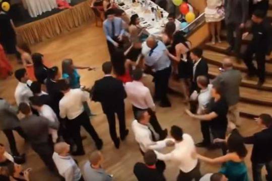 Масов бой на бал в София (видео)