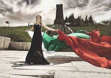 Габровска абитуриентка с уникална снимка стана хит в мрежата