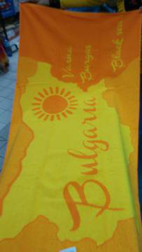 Жълта плажна хавлия с надпис