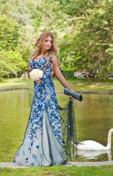 Снимка от галерия „Как се обличаме“ – Бал 2016 Абитуриентска рокля на София Борисова – Romantika fashion С роклята е облечена…