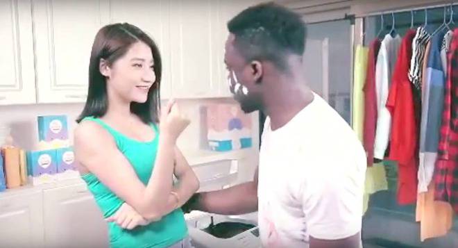 Реклама на китайски прах за пране скандализира зрителите по целия свят. Какво възмути хората?