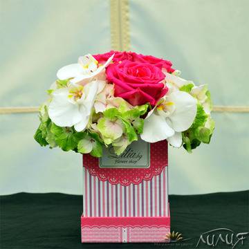 Кутия с рози, хортензия и фаленопсис