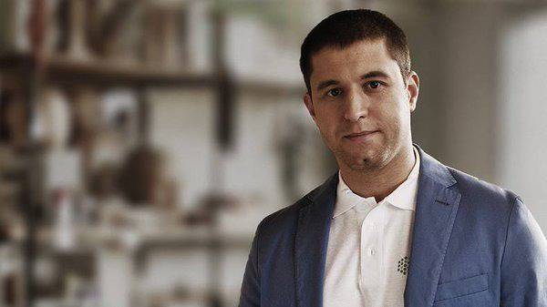 Българин гледа пчели от лаптопа