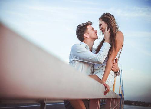 Как да разбереш, че той те обича (12 признака)