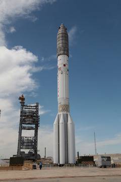 Ракета Протон с КА Интелсат е на стартовата площадка!