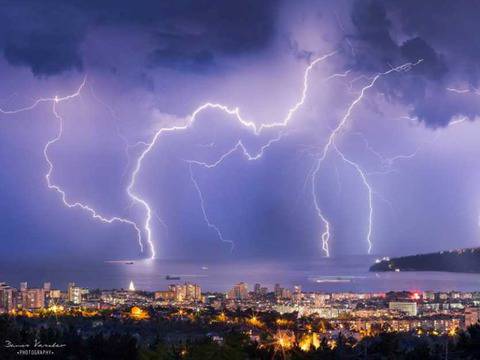 Страхотна снимка от гръмотевиците вчера, стана хит във Фейсбук