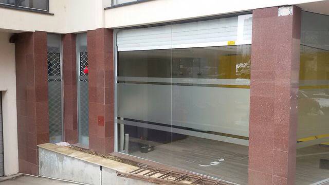 Облепяне витрини на офис