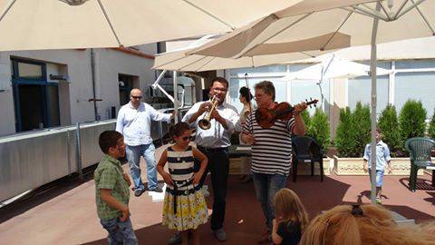 Маестро Мичо Димитров и д-р Невен Енчев свириха в дует на малките пациенти в болници Медлайн