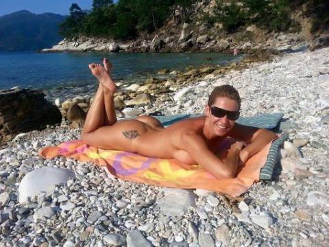 Джина Стоева се пусна чисто гола на плажа! (СНИМКА)