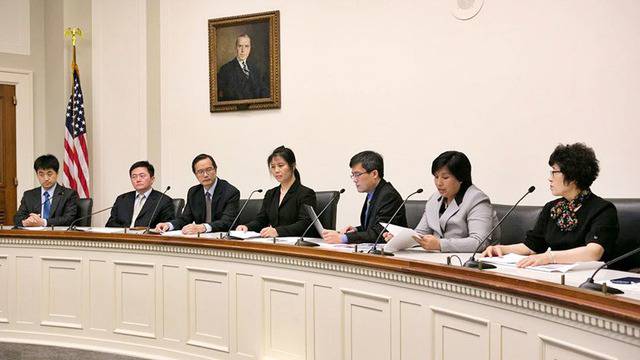 Говорител на форум във Вашингтон съобщава за мъчения на практикуващи Фалун Гонг в Китай