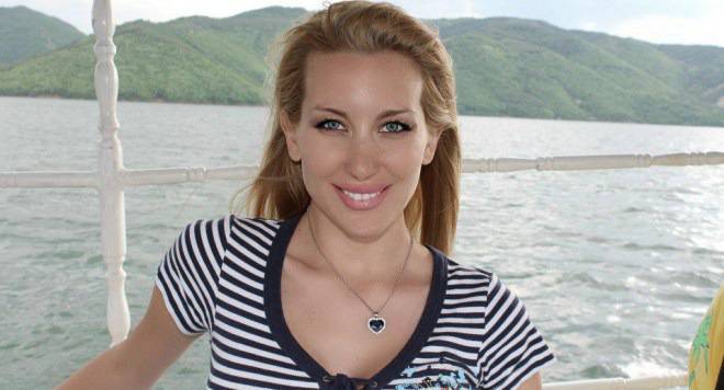 Антония Петрова се пусна по оскъден бански на остров! (СНИМКА)