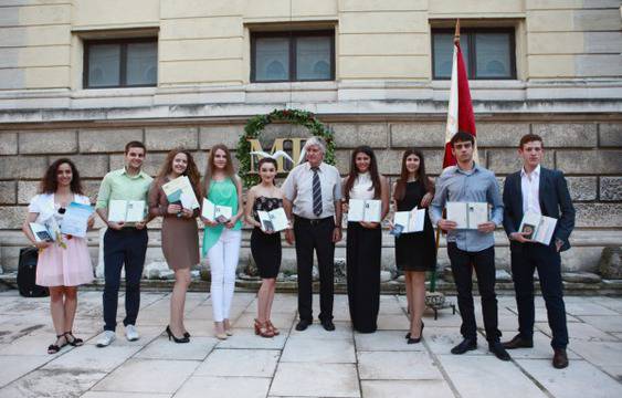 Тържествено връчиха дипломите на Випуск 2016 на МГ – Варна
