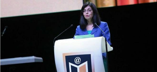 Кунева, седни си, Слаб 2 за събора!