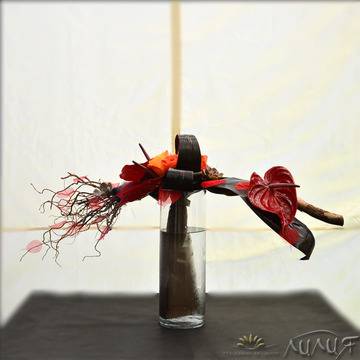 Екстравагантен букет с рози и антуриум