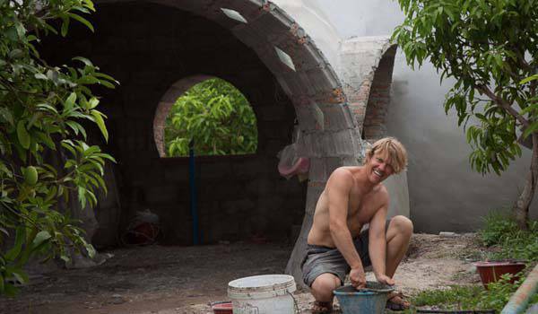 Мъж строи собствената си мечта за 6 седмици с 9000 долара