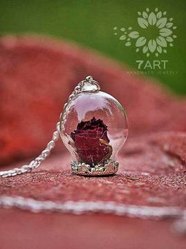 Нежно Колие с Розови Листенца