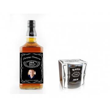 Подарък за рожден ден – бутилка уиски с етикет и чаша с надпис