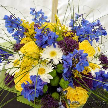 Букет с жълти рози, маргарити и делфиниум