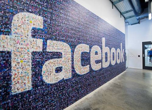 Facebook следи къде сме, за да ни предлага нови приятели