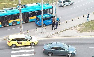 Тролей и автомобил се блъснаха на кръговото на 4-ти км в София