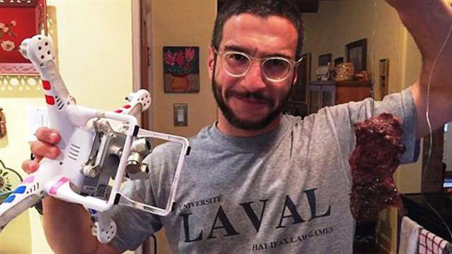 Мъж пече пържоли и се епилира с… дрон (видео)