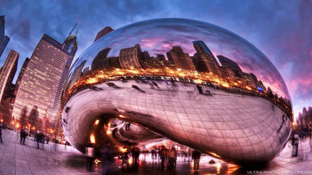 Красивото криво огледало на Чикаго