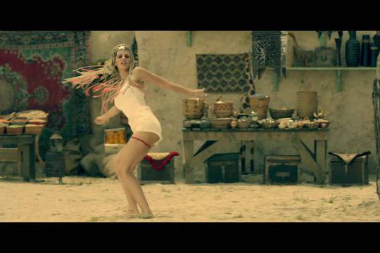 Михаела Филева ft. Искрата – Танцувам само за теб