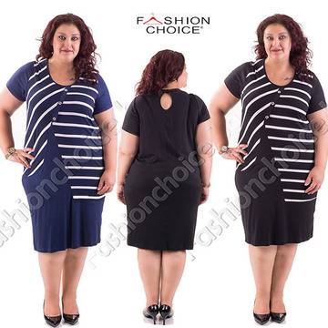 Удобна макси рокля в моряшки принт с ефектен отвор на гърба