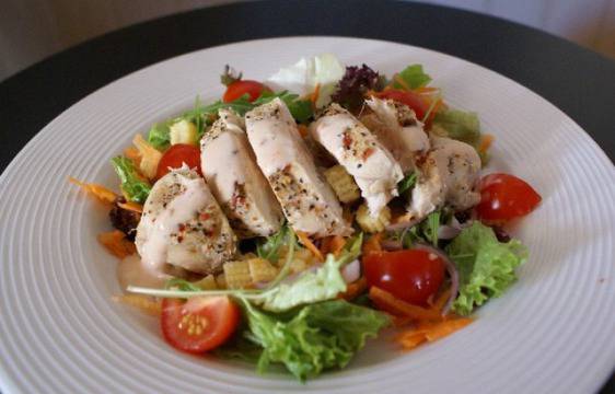 Пилешко бяло месо и салата