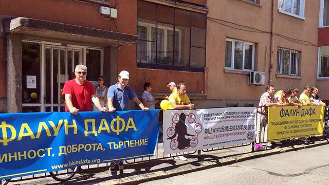 Мирен протест пред китайското посолство в София отбеляза 17 години репресии