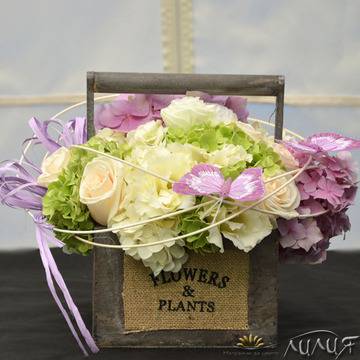 Аранжировки с цветя – Цветни Аранжировки – Аранжировка с рози, хортензия и еустома – Онлайн Магазин за Цветя Лилия-Доставка…