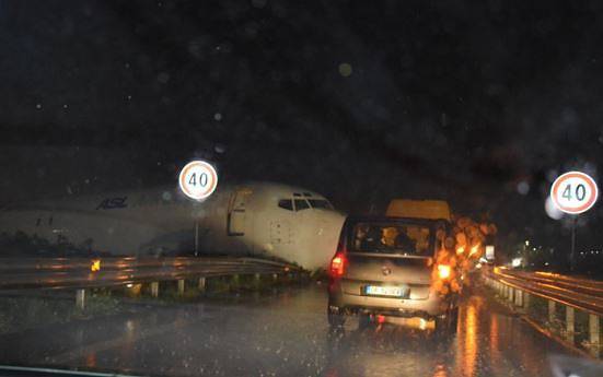 Самолет излезе от пистата на Летище Бергамо (СНИМКИ)