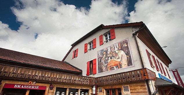 Хотелът, който се намира в две държави