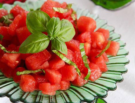 Салата с диня и босилек