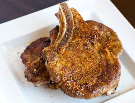 Свински пържоли на тиган с чесън