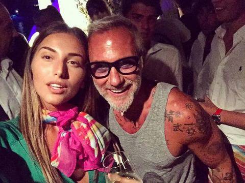 Българска красавица си направи селфи с танцуващия милионер Джанлука Ваки