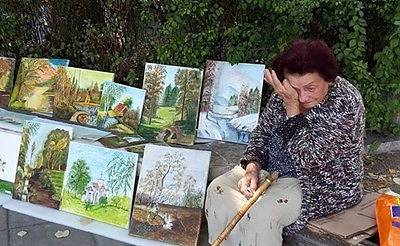 Купиха всички картини на старицата, която трогна Фейсбук