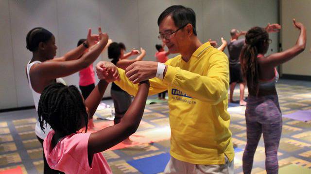 Фалун Дафа привлича посетителите на семинар по йога във Вашингтон