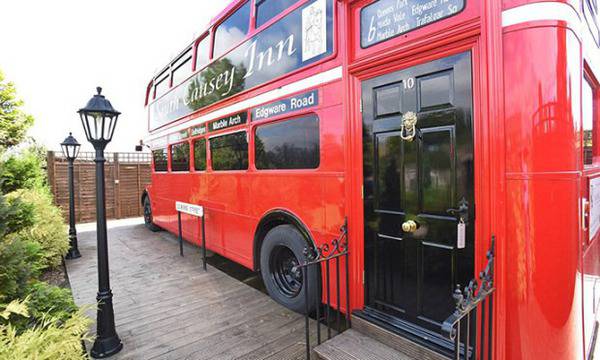 Отвън прилича на обикновен двуетажен автобус, но когато влезете вътре оставате без думи (снимки)