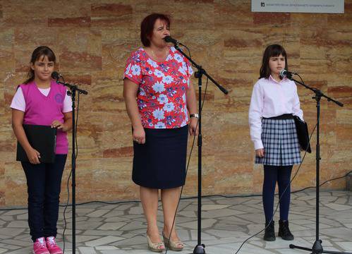 Петокласнички, от ОУ „Никола Парапунов“, рецитират стихове за Деня на независимостта
