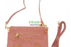 Дамска чанта с декоративни ципове и капси