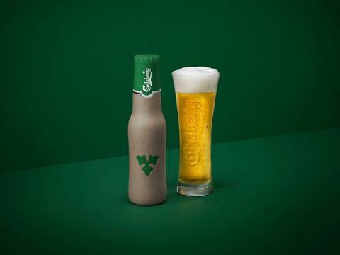 Карлсберг представи нова визия на бирена бутилка, направена от дървесни влакна