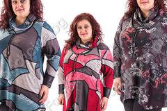 Прелестна макси туника с махаща се яка и брошка