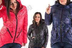 Зимно дамско яке с издължена задна част и качулка в три десена