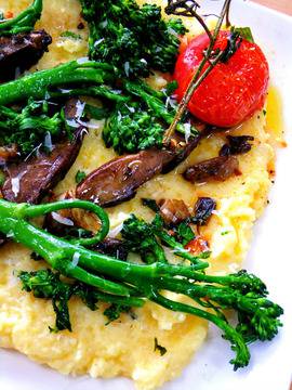 Полента с броколи, гъби и чери домати