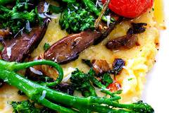 Полента с броколи, гъби и чери домати