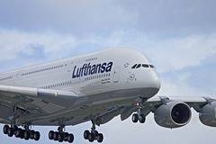 Българин приземява в София най-големия пътнически самолет в света